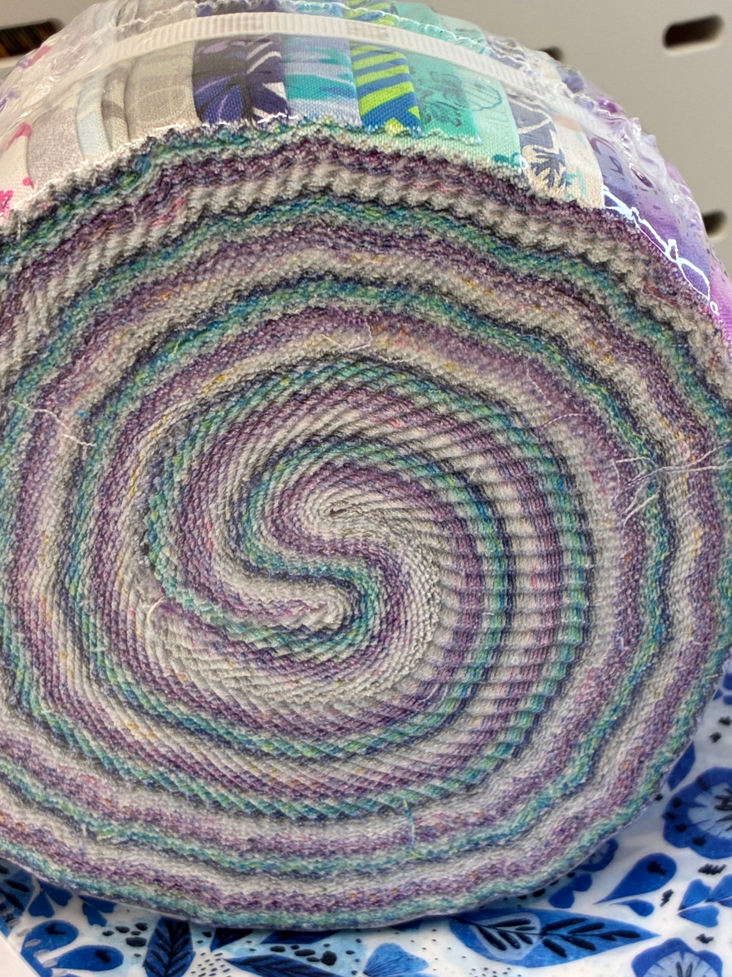 Jelly roll - 40 strips vibrant blues/purples