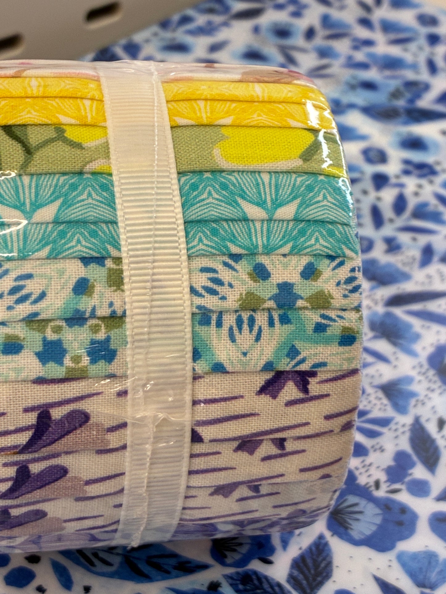 Jelly roll - 20 strips bright colours