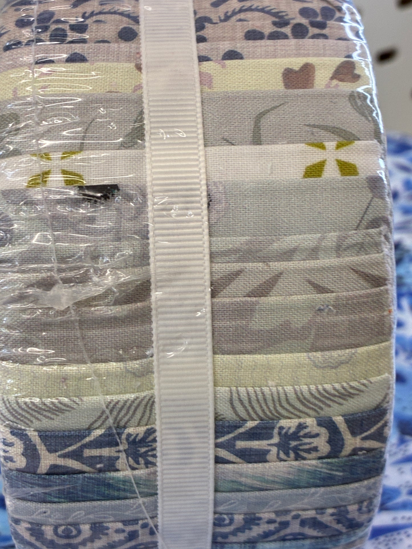 Jelly roll - 40 strips neutrals and blues