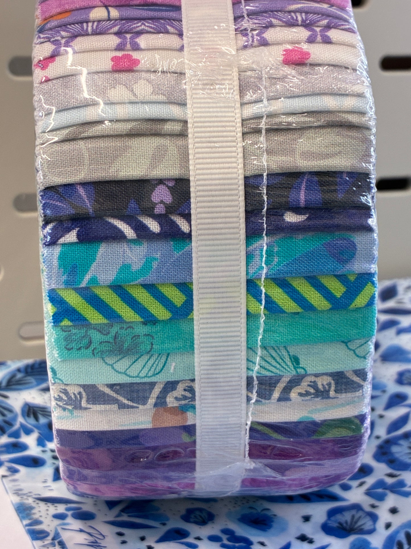 Jelly roll - 40 strips vibrant blues/purples