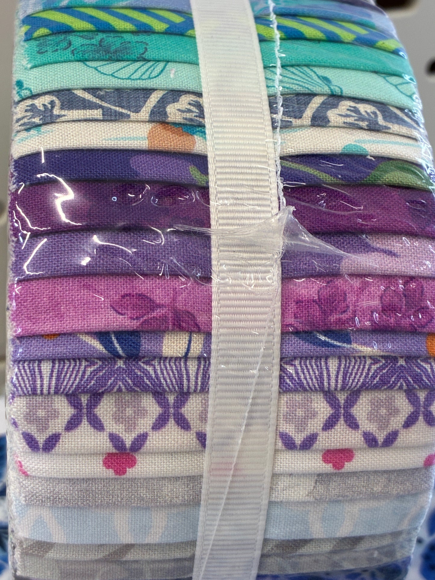 Jelly roll - 40 strips vibrant blues/purples